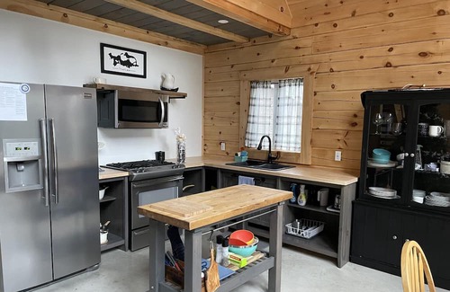 Nipissing Cottage | LAKEFRONT LOG CABIN- 24’ dock, gradual sandy entry, kayaks & wifi