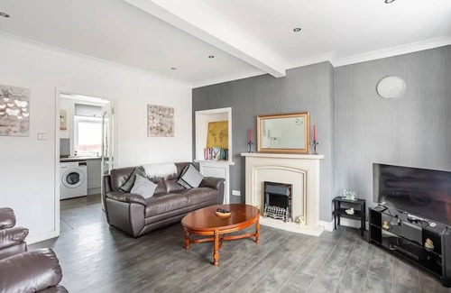 Hamilton House | Captivating 2-Bed House in Hamilton with jacuzzi