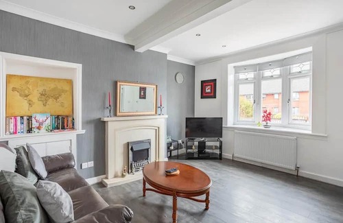 Hamilton House | Captivating 2-Bed House in Hamilton with jacuzzi