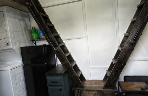 Barnhart House | Modern, Cozy Tiny House for 4 w/ washer & dryer