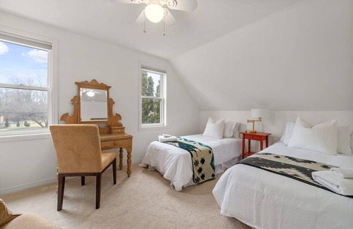 Bloomfield House | Green Leaves - Family Getaway in PEC