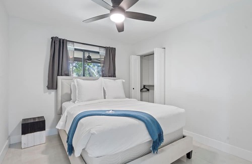 Oakland Park House | Seaside Splendor Luxe Retreat w/ Waterfront Views!