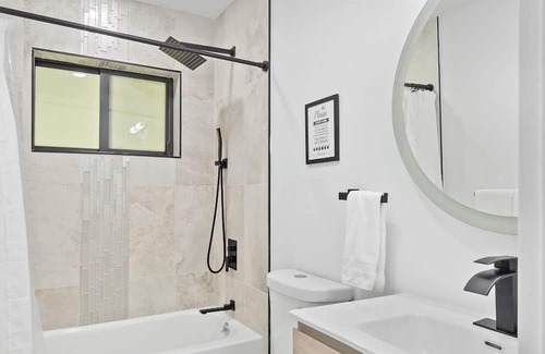 Oakland Park House | Seaside Splendor Luxe Retreat w/ Waterfront Views!