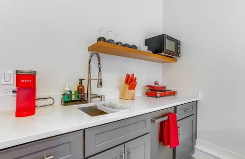 Loyal Heights Apartment | Modern Seattle Studio ~ 6 Mi to Downtown!