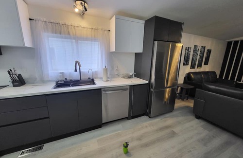 Hinton House | Modern Oasis in Hinton
