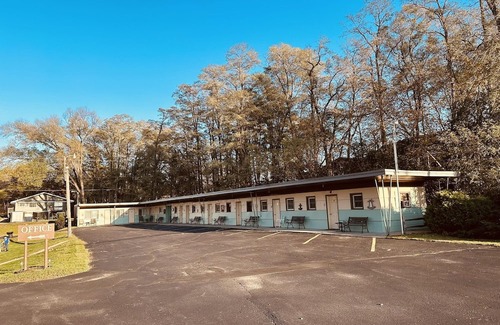 Onalaska House | Overlooking Lake Onalaska -- Two Queen beds + bathroom in nostalgic motel