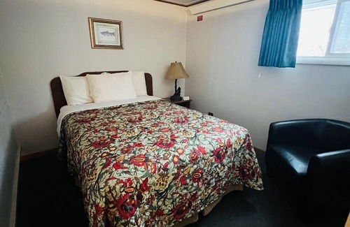 Onalaska House | Overlooking Lake Onalaska -- 3 full beds + bath in nostalgic motel