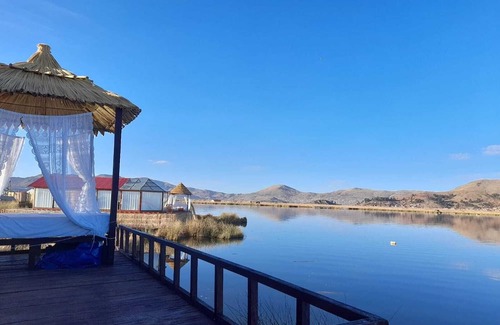 Puno Cabin | Uros Suma Inti Lodge se Encuentra en las Islas de los Uros. Vive un día Magico