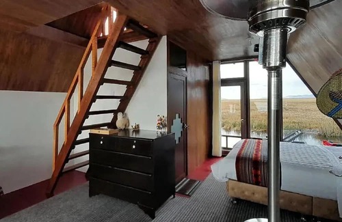 Puno Cabin | Uros Suma Inti Lodge se Encuentra en las Islas de los Uros. Vive un día Magico