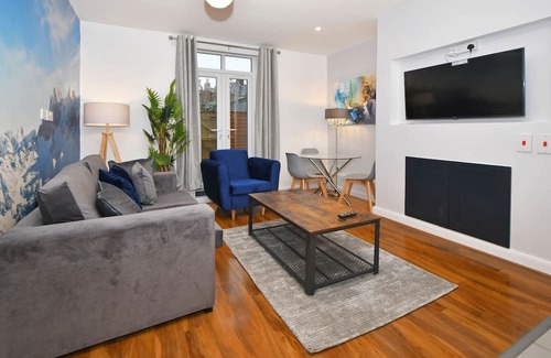 Burslem Apartment | Stylish 2-bedroom apartment with TV,Wi-Fi and washer in Stoke-On-Trent.