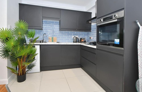 Burslem Apartment | Stylish 2-bedroom apartment with TV,Wi-Fi and washer in Stoke-On-Trent.