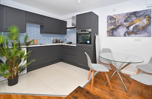 Burslem Apartment | Stylish 2-bedroom apartment with TV,Wi-Fi and washer in Stoke-On-Trent.