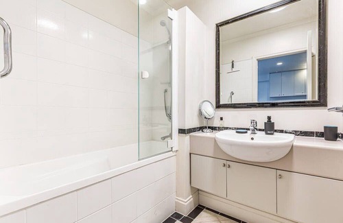 Northcote Apartment | Spacious CBD Retreat: 1BR Queen St Gem!