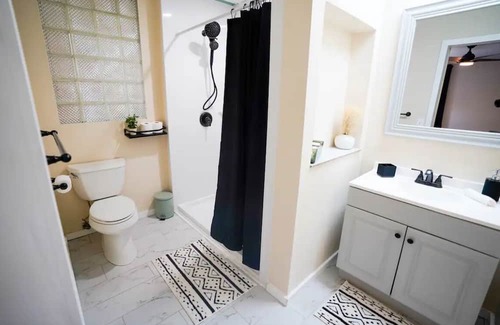 Southside House | Spacious 3 Bedroom w/ Theatre