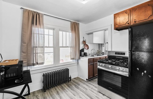 Flint Apartment | Snuggle-in-the-Jungle: Pet friendly + Smart TV + close to everything in Flint!