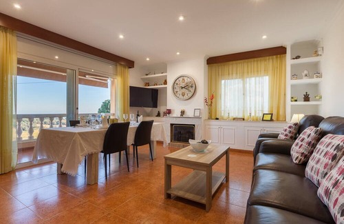 Sant Cebria de Vallalta House | Holiday Home 'Villa Sol' with Sea View, Private Pool and Wi-Fi