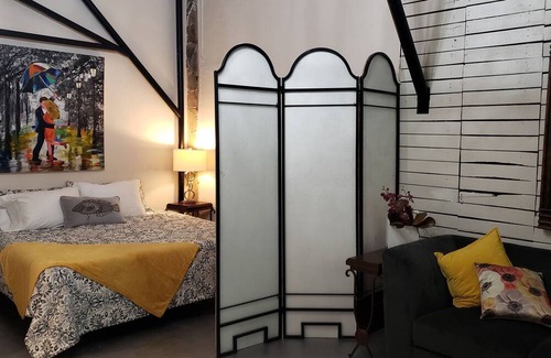 Western Division Apartment | Spacious Loft King-Bed & Sofa centrally-located #1