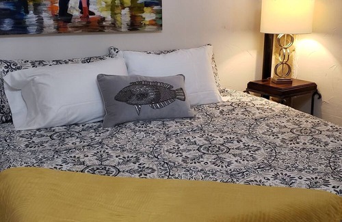 Western Division Apartment | Spacious Loft King-Bed & Sofa centrally-located #1