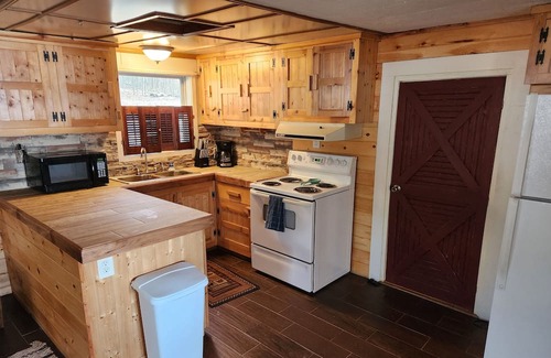 Lake Cottage | Tranquil Retreat on Bluff Lake: Your Perfect Lakeside Getaway!