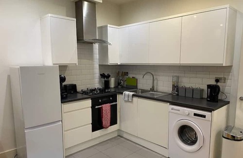 Horley Apartment | Home comfort close to Gatwick!