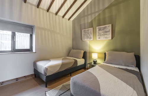 South Norwood Cottage | Swan (Alarch) - a glan morfa lodge that sleeps 6 guests in 3 bedrooms