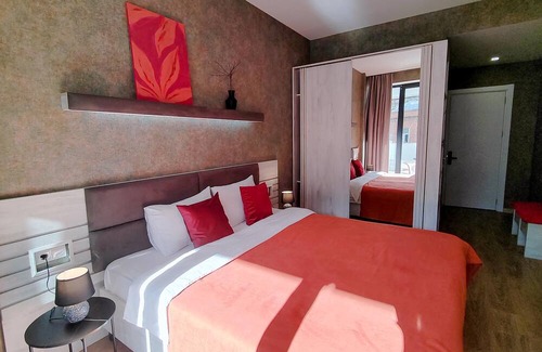Vera Hotel | Round Garden