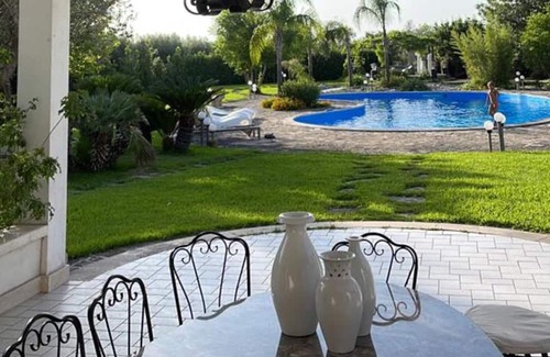 Corigliano D'Otranto House | Holiday Home 'Casita Flor' with Shared Pool, Wi-Fi and Air Conditioning