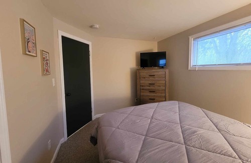 Lindbergh Lawns House | Cozy Cape convenient to Fairgrounds, Downtown,Hospitals,Amphitheater & much more