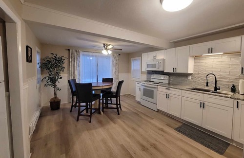 Lindbergh Lawns House | Cozy Cape convenient to Fairgrounds, Downtown,Hospitals,Amphitheater & much more