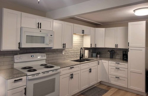 Lindbergh Lawns House | Cozy Cape convenient to Fairgrounds, Downtown,Hospitals,Amphitheater & much more