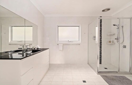 Dora Creek House | Spacious Waterfront Delight with Free Wifi. Spend some Lazy Dayz at Dora Creek