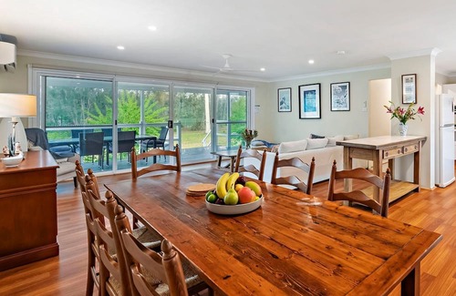 Dora Creek House | Spacious Waterfront Delight with Free Wifi. Spend some Lazy Dayz at Dora Creek