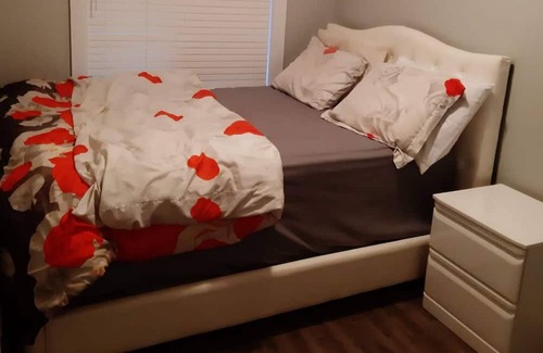 Barrie House | Ensuite room in brand new townhouse.