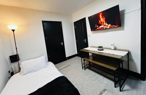 Sheldon Apartment | Stylish Stay 10 mins from NEC, HS2 & BHX Airport