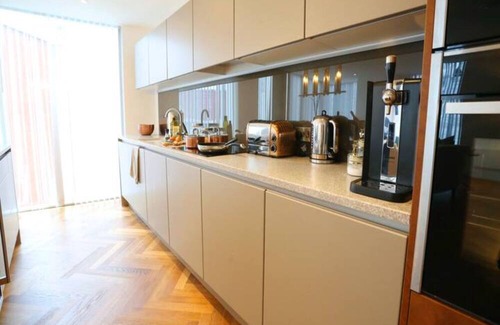 Castlefield Apartment | Pass the Keys | Central 3x King Bed Suite 5 Min Deansgate Station