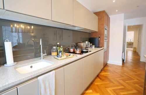 Castlefield Apartment | Pass the Keys | Central 3x King Bed Suite 5 Min Deansgate Station