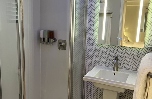 Modesto House | New construction, central location, book for multiple nights, weeks or months!