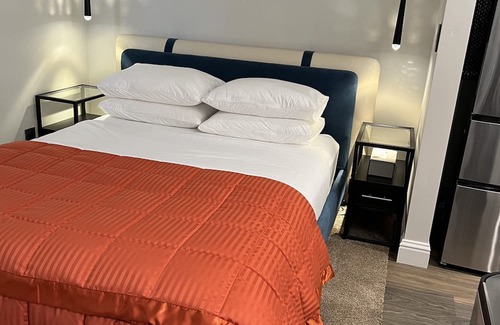 Modesto House | New construction, central location, book for multiple nights, weeks or months!