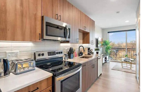 St. Anthony West Apartment | 1BD with Gym & Free Parking By Target Field, Pet Friendly