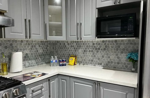Malton House | 4-6 km, from Toronto Pearson Airport .3 Private Bed Rooms+ Hall Sleep 2 to 8 .