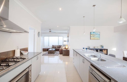 Dawesville House | Beautiful Spacious Beach House - Next to the Cut