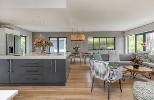 Constantia Villa | Luxurious 4 Bedroom Villa with great Mountain views