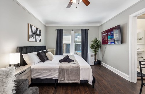 Oak Park Apartment | Charming Loft: King Bd/Elevator/Shops/Train/Bus/DT