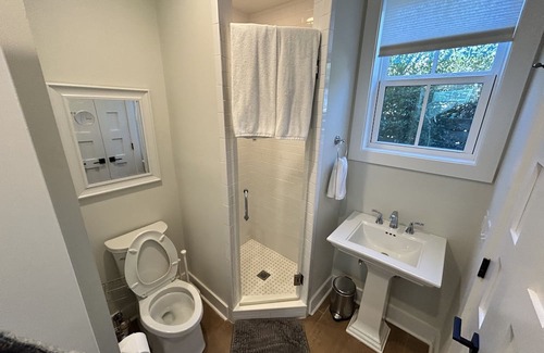 Old Village Cottage | Old Village Mt. Pleasant. Walking distance to Beach, shopping, Shem Creek