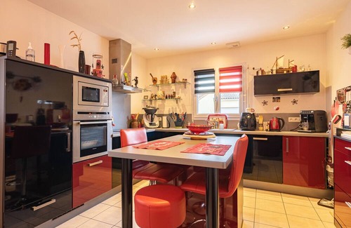 Saujon House | Holiday Home 'Maison Proche De Royan' with Private Terrace, Wi-Fi and Air Conditioning