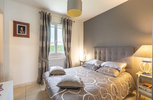 Saujon House | Holiday Home 'Maison Proche De Royan' with Private Terrace, Wi-Fi and Air Conditioning