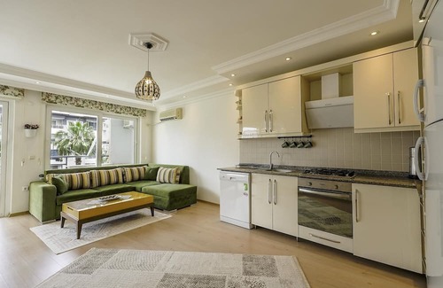 Tosmur Belediyesi Apartment | Roomy Flat With Pool in a Luxury Complex in Alanya