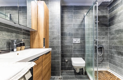 Uskudar Apartment | Classic Flat w Balcony 7 min to Capitol Mall