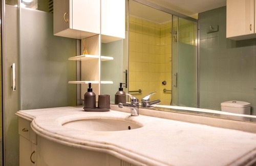 Karsiyaka Apartment | Sleek Flat with Sea View Balcony 2 min to Coast