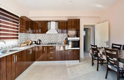 Kyrenia Villa | House with Shared Pool and Terrace 9 min to Beach